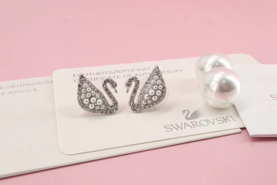 Swarovski Swan Pearl Crystal Stud Earrings Silver Tone White New With Box Gift.