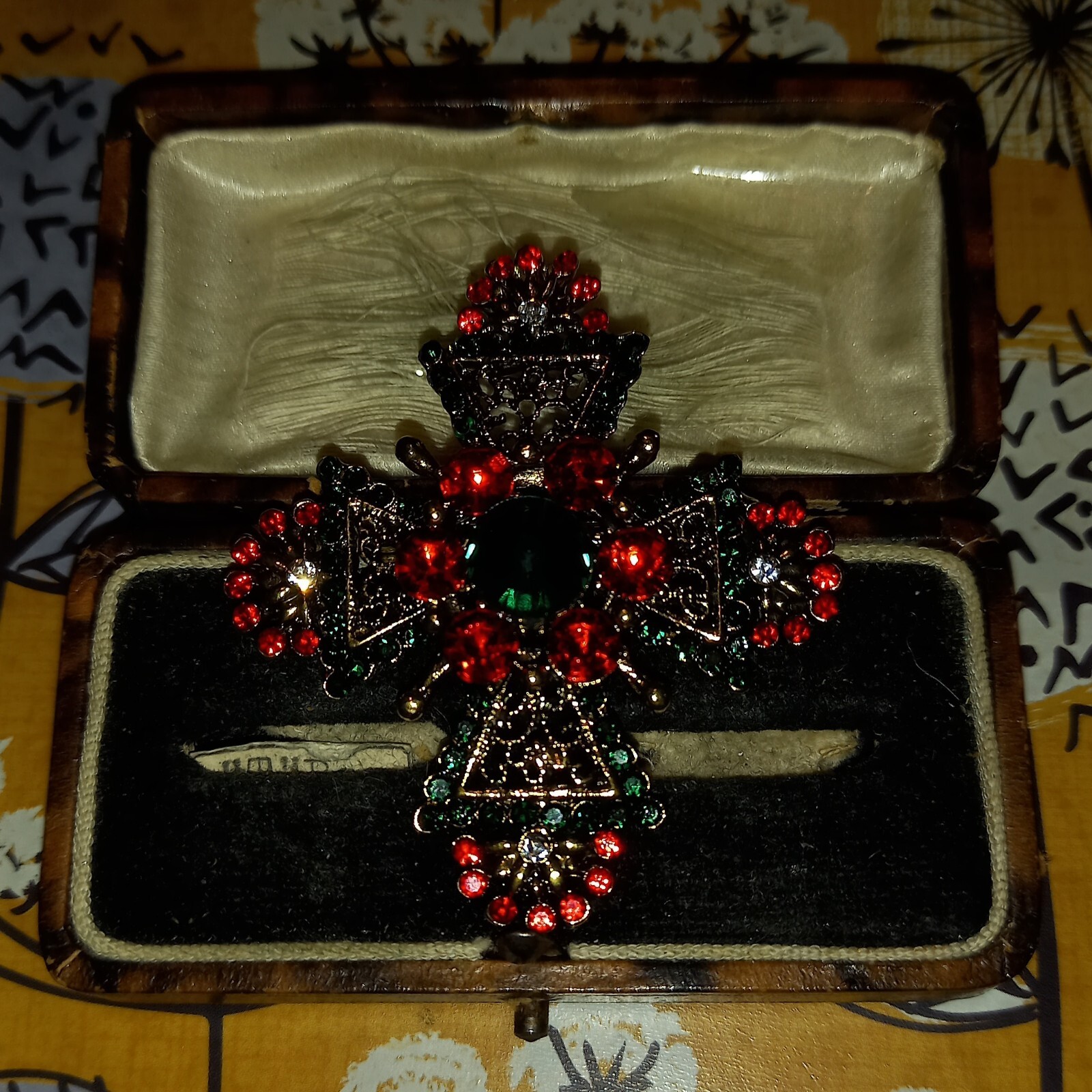 VINTAGE STYLE GOLDTONE RED GREEN SPARKLY CROSS BROOCH MEDIEVAL RELIGIOUS GOTHIC