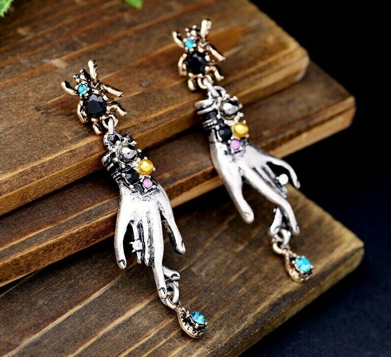 US Seller Betsey Johnson Retro Rhinestone Spider Water Drop Hand Earring Jewelry