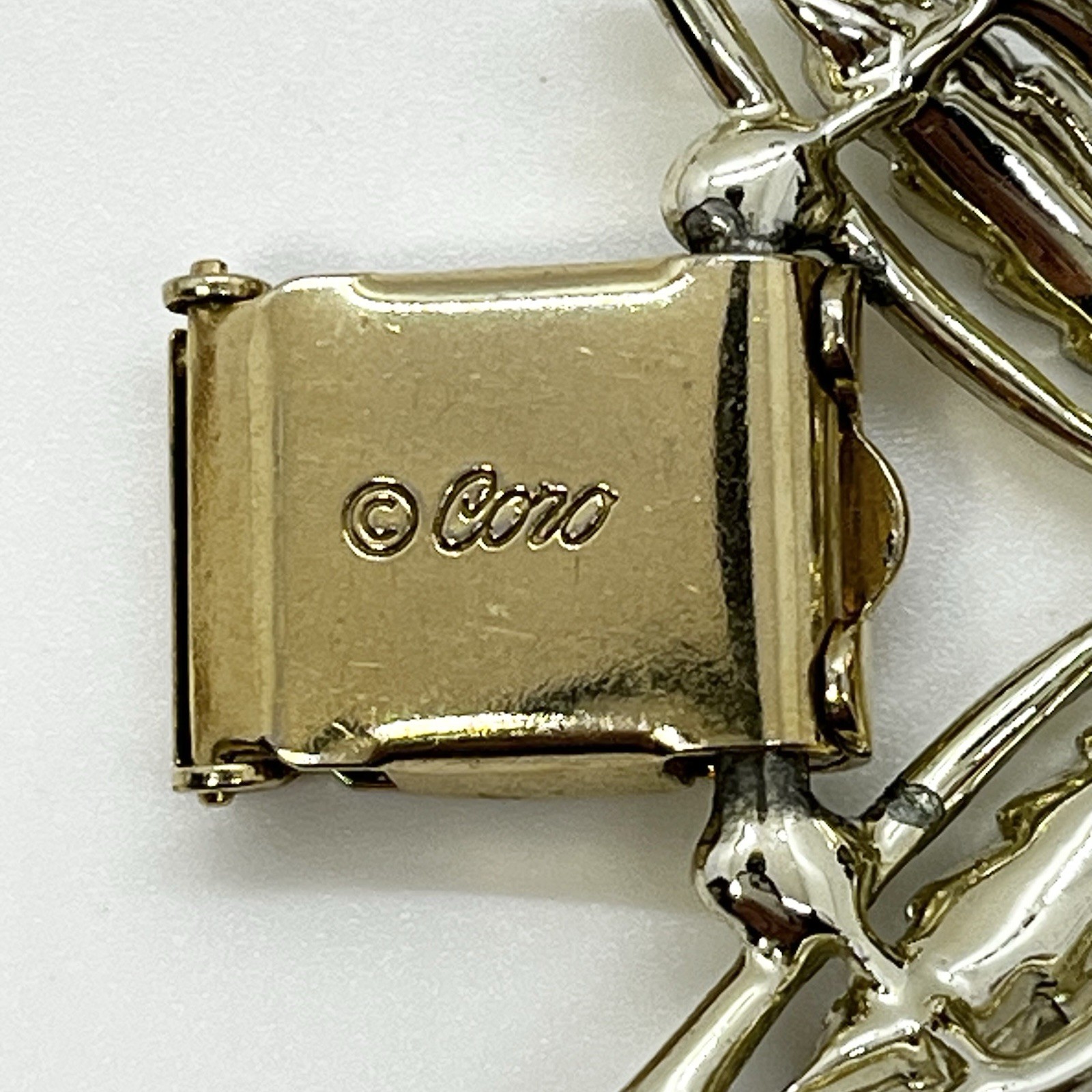 Coro Gold Tone Leaf Link Bracelet 7” Fold Over Clasp Missing Safety Chain Signed