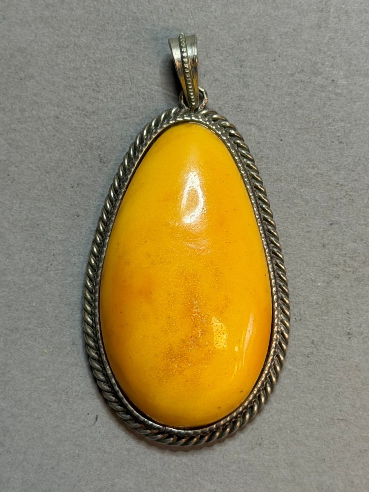 NATURAL OLD ANTIQUE YELLOW BUTTERSCOTCH BALTIC AMBER PENDANT 8,0 gr