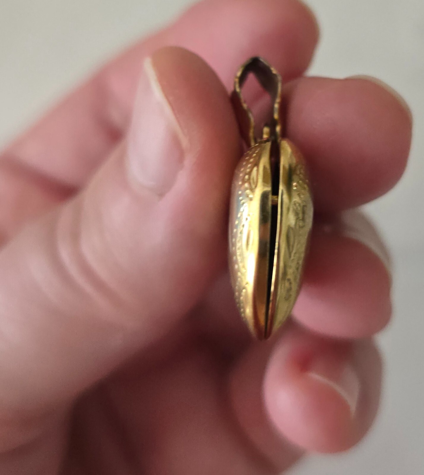 GOLD STERLING SILVER PUFF HEART LOCKET ETCHED DESIGN STAMPED 925, 3 GRAMS, 20 MM