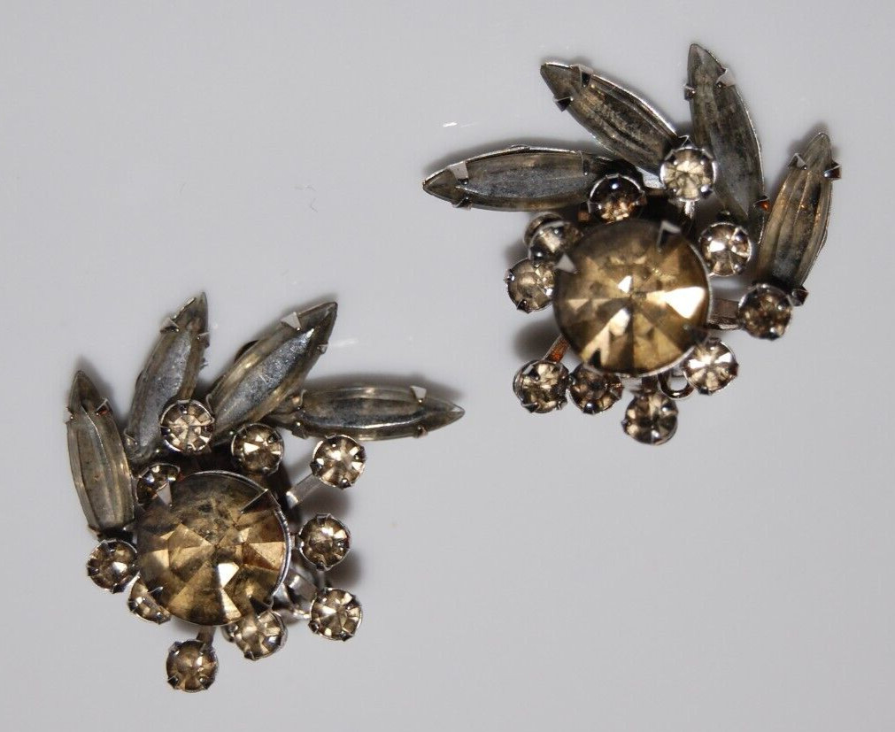 ELEGANT VTG MCM COUTURE GRAY SMOKE CRYSTALS OVAL FAN FLOWER SPRAY CLIP EARRINGS