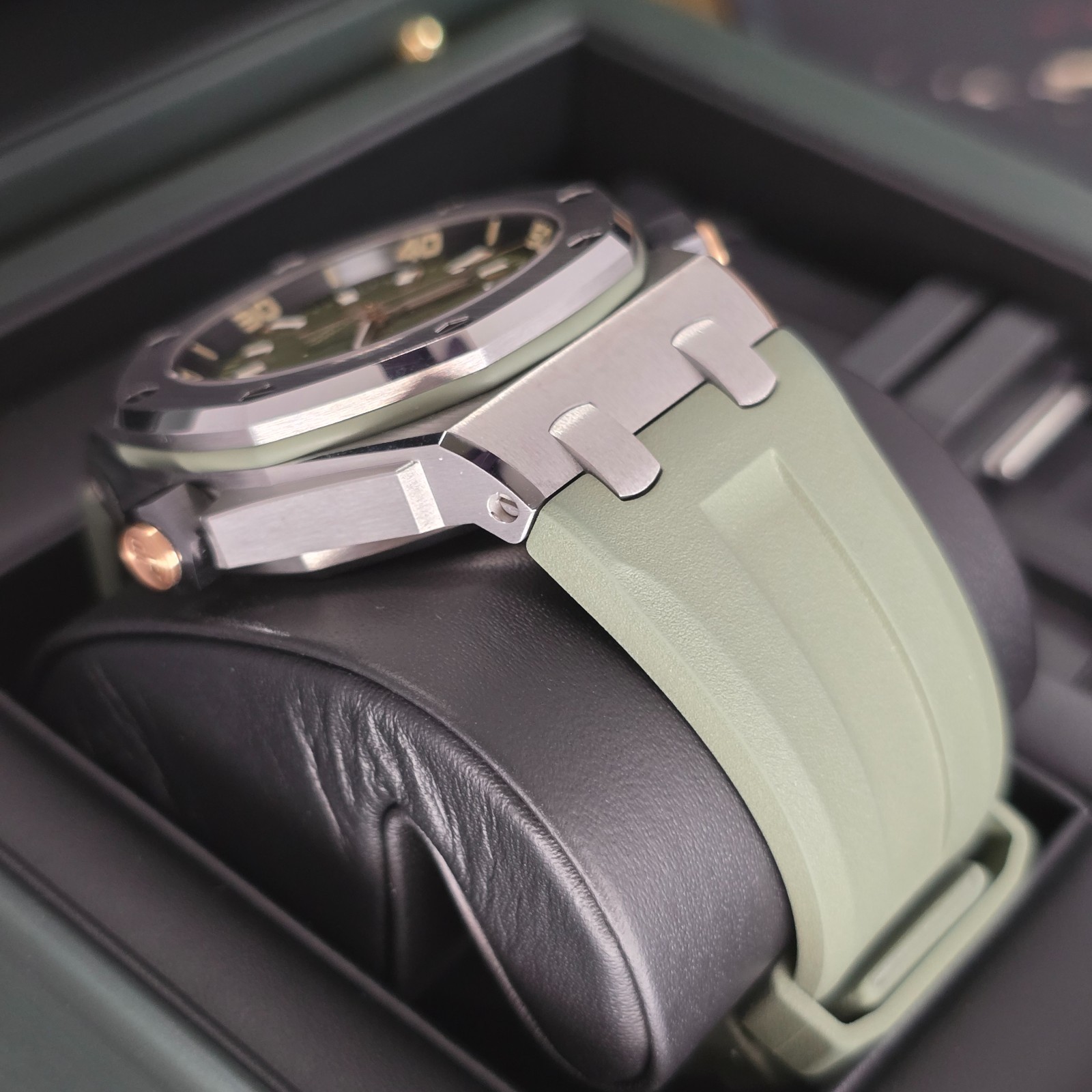 AUDEMARS PIGUET ROYAL OAK OFFSHORE DIVER KHAKI DIVER 15720ST 42MM WARRANTY B&P