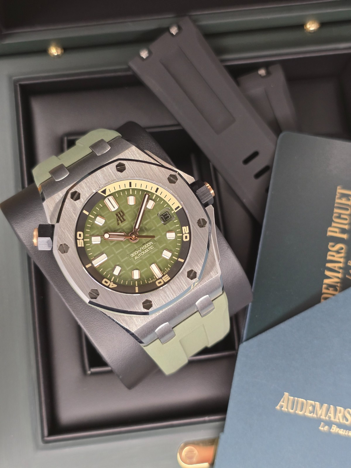 AUDEMARS PIGUET ROYAL OAK OFFSHORE DIVER KHAKI DIVER 15720ST 42MM WARRANTY B&P