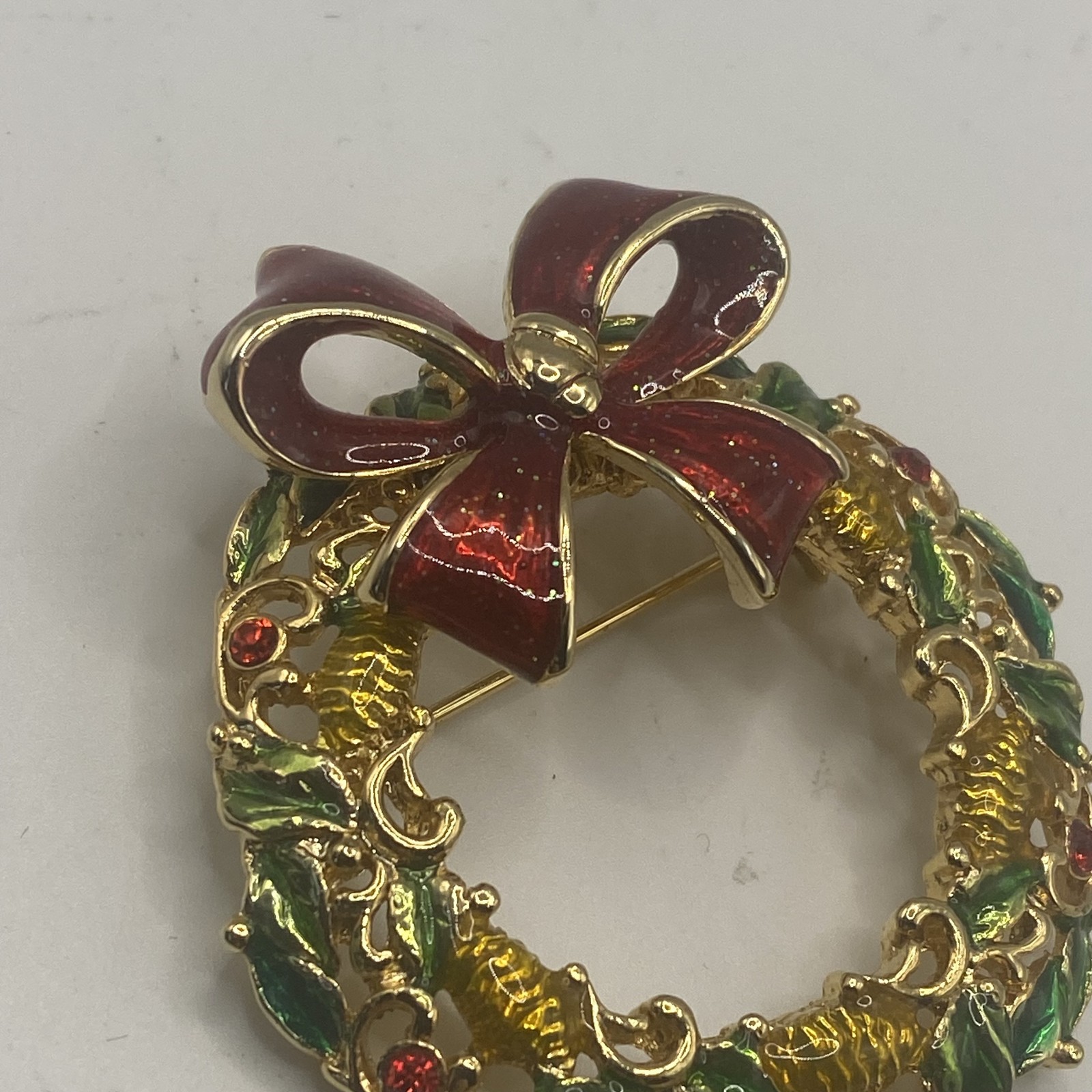 Gerry’s Christmas Wreath Brooch Pin Green Enamel Rhinestone Gold Tone 1.75 In