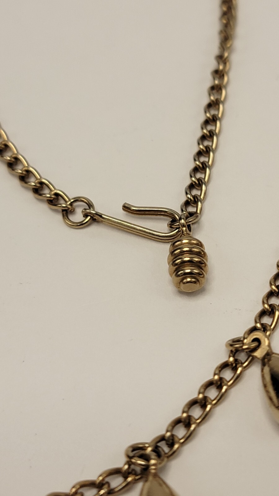 Vintage 17 1/2″ Gold Tone Ckoker With 8 Metal Tear Drop Charms & Pink Beads