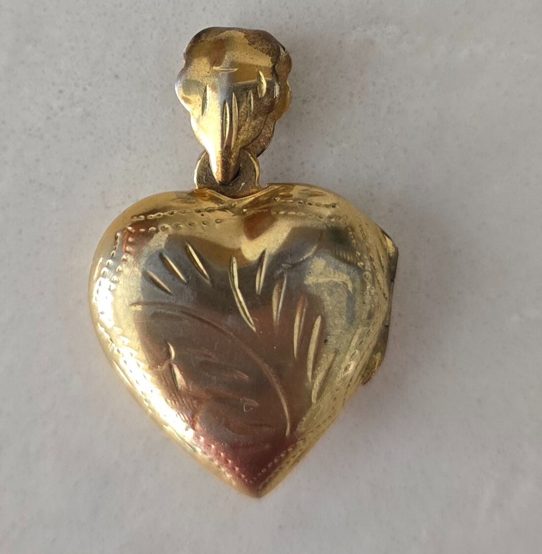 GOLD STERLING SILVER PUFF HEART LOCKET ETCHED DESIGN STAMPED 925, 3 GRAMS, 20 MM
