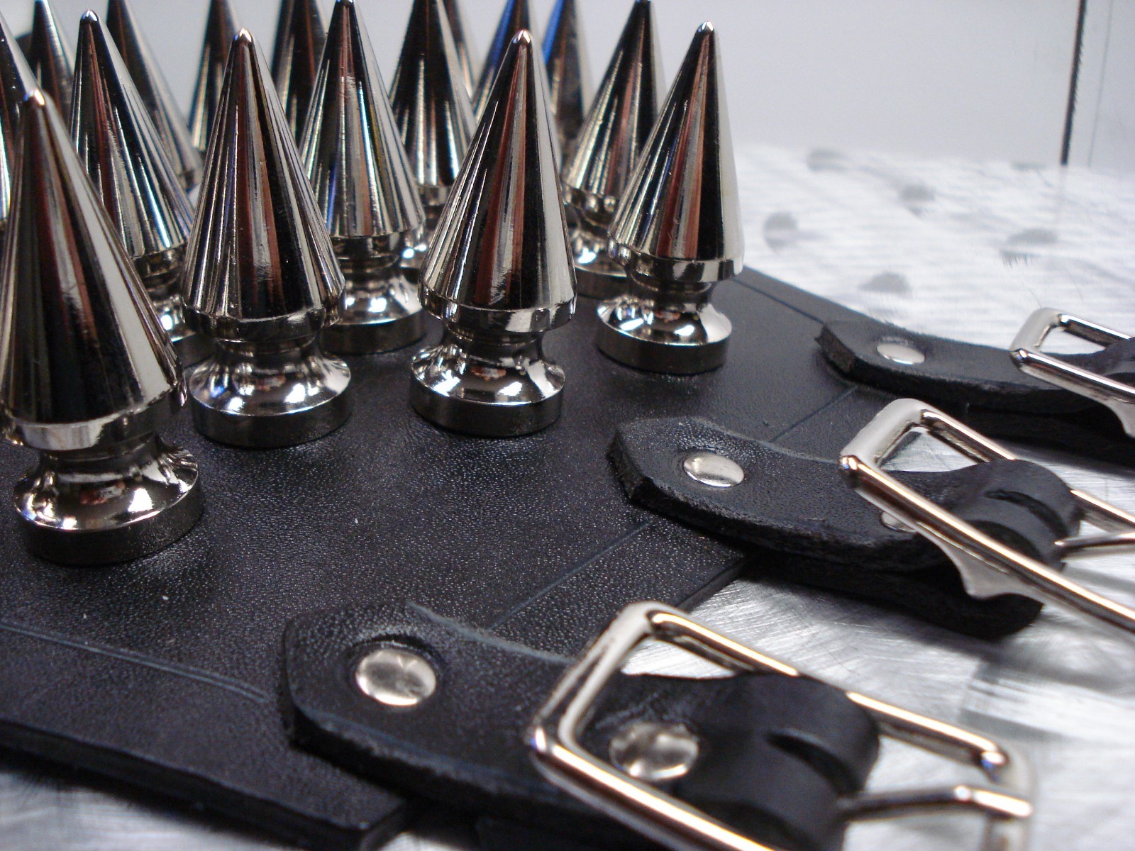 LEATHER GIANT SPIKED GAUNTLET. BLACK METAL… (MDLG0319)….. TEITAN BLOOD