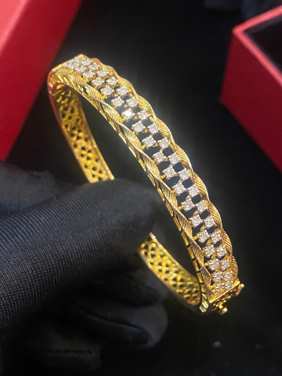 Stunning 1.18 Carats Round Brilliant Cut Diamonds Statement Bracelet In 14K Gold