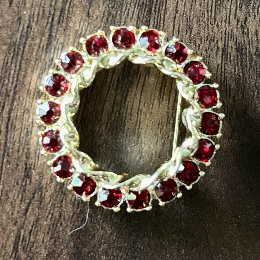 Gold Tone Red Round Rhinestone Circle Wreath Brooch Pin Prong Set