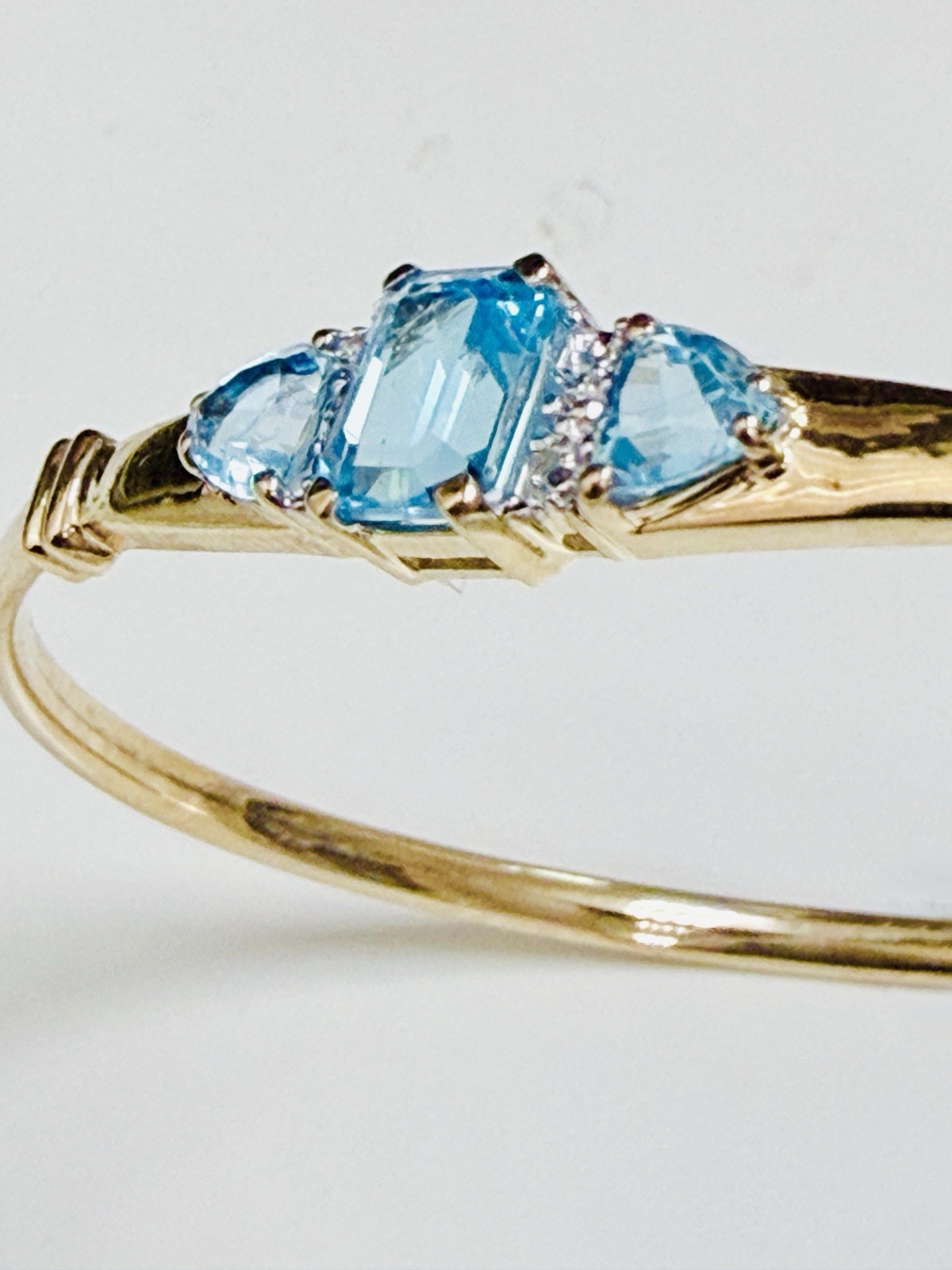 10K Solid Yellow Gold Bracelet With Blue Gem & Diamonds ~ 7 inches ~ 6 Grams.