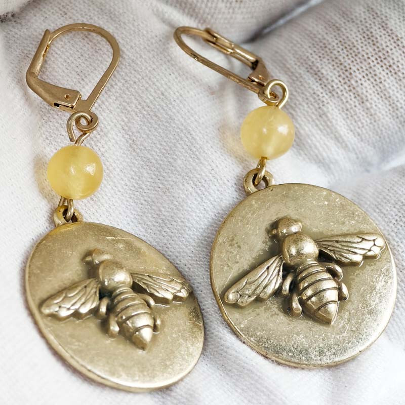 New Cabi Boho Bee Round Tag Drop Earrings Retro Women Party Vacation Jewelry