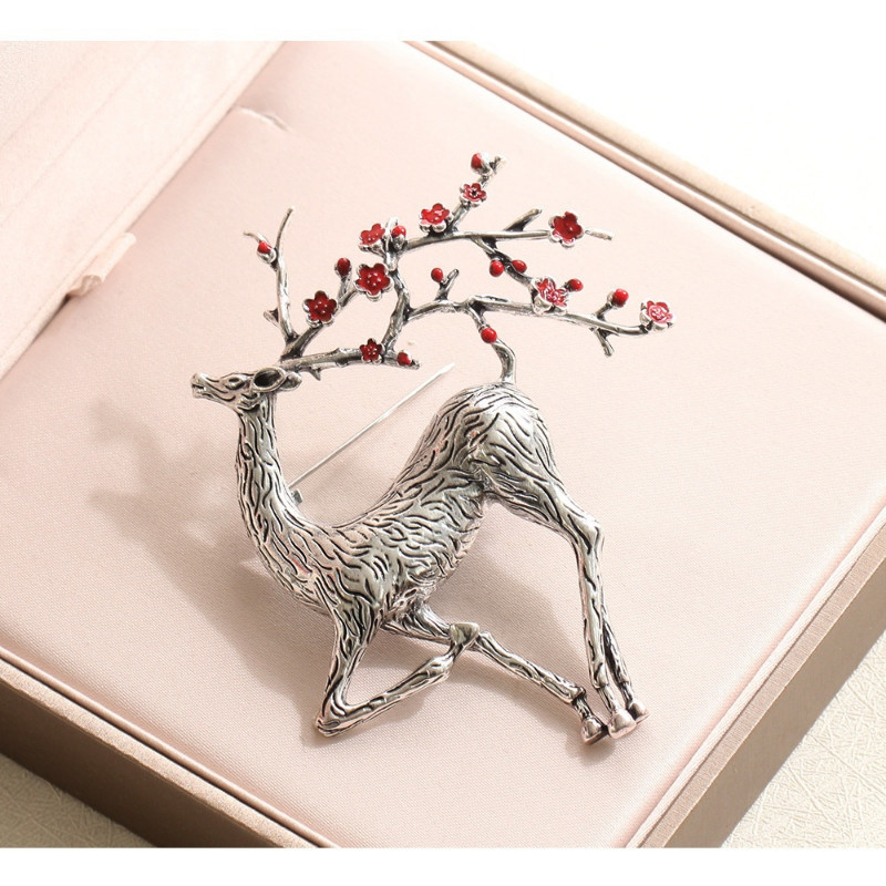 Christmas Deer Brooch Enamel Reindeer Cute Beautiful Animal Pin Jewelry Pins