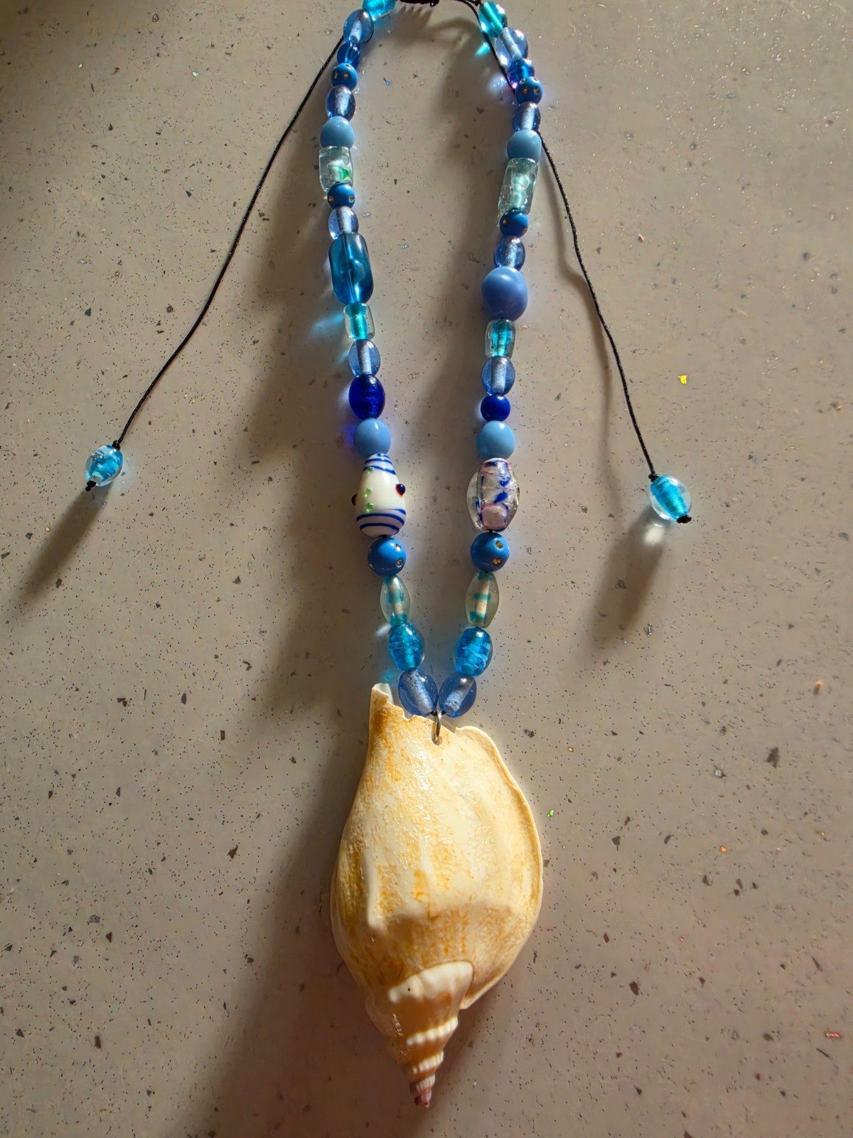 Collar veraniego con caracol y beads en tonos de azul y largo ajustable