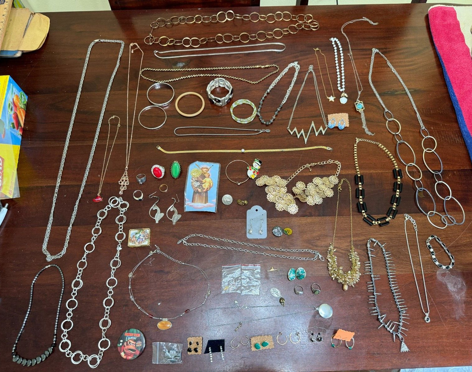 MIXED JEWLERY LOT – EARRINGS, RINGS, BRACELETS, NECKLACES, PINS- MORE