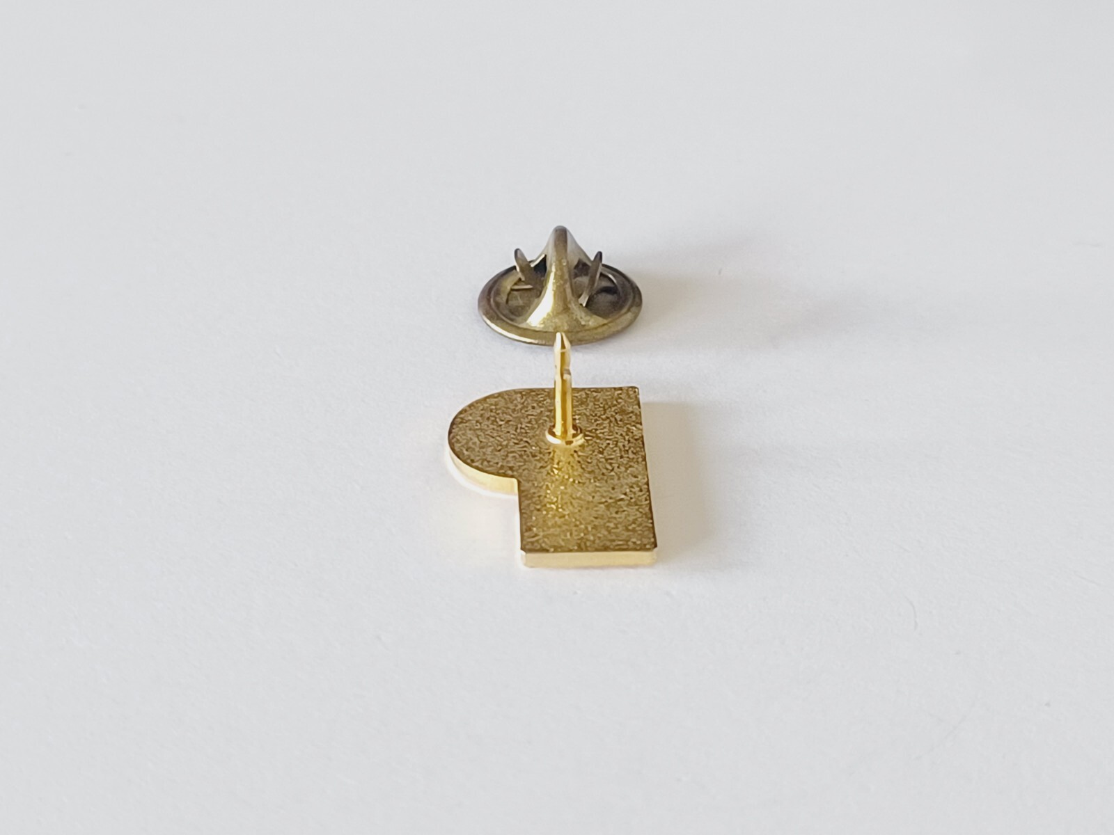 Gold Tone P 5 YRS 5 Years Tac Label Pin