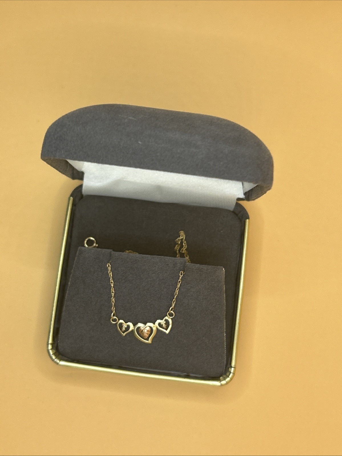 Designer 10k Tricolor Gold Necklace Heart Station With Attached Chain 1gr