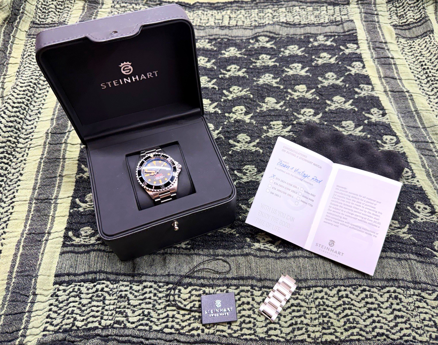Steinhart Ocean One Automatic Diver 300m “Vintage Red”