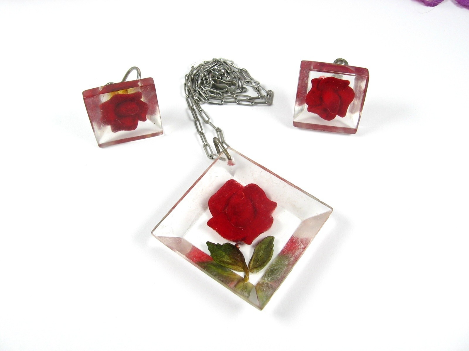 LUCITE Red ROSE NECKLACE & EARRINGS Vintage Set Screw Back Silvertone Chain 16″