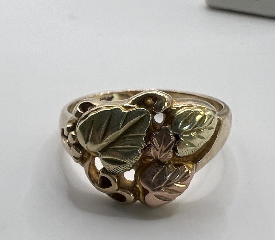 Landstrom’s Black Hills gold ring 10 karat size 6.75 Multi Toned Gold 3.4 grams