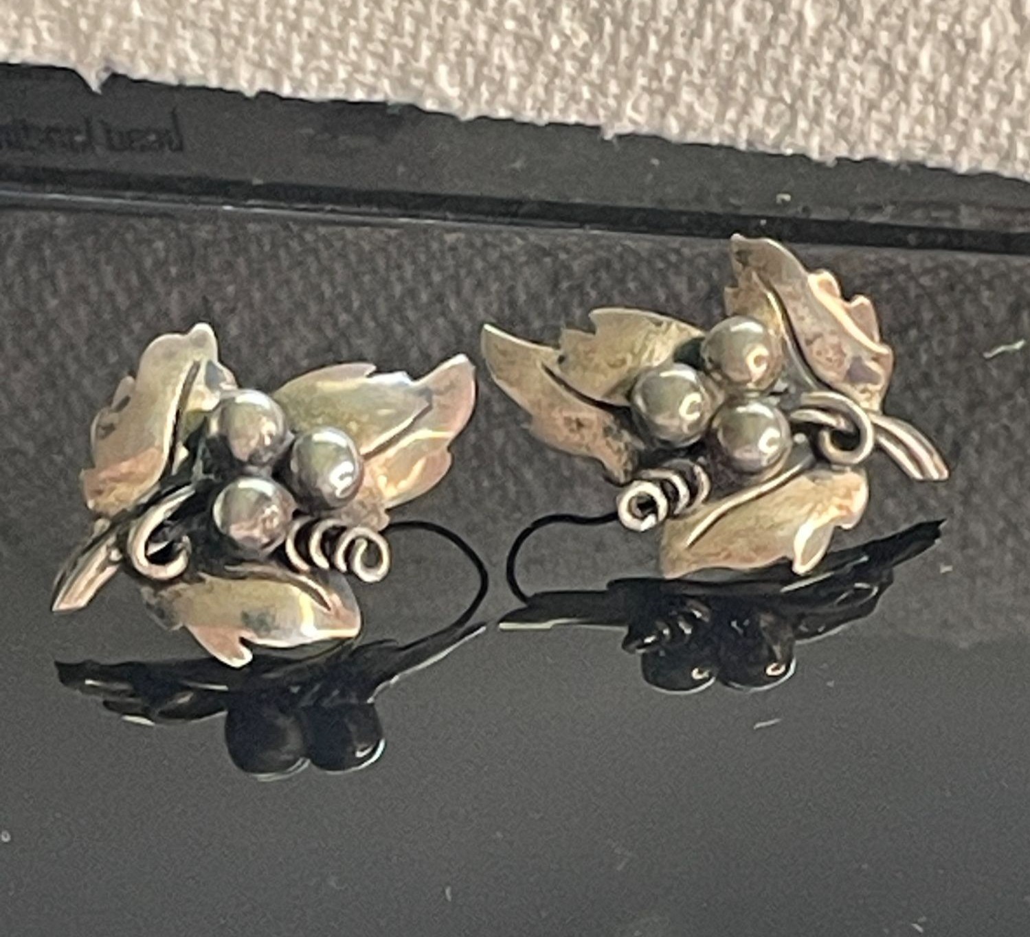 Vintag Erika Hult de Corral Taxco Sterling Silver Grape Leaf Earrings Signed ERE