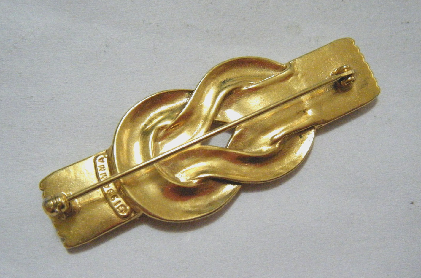 Vintage 1994 MMA Metropolitan Museum Gold Tone Hercules Love Knot Bar Pin Brooch