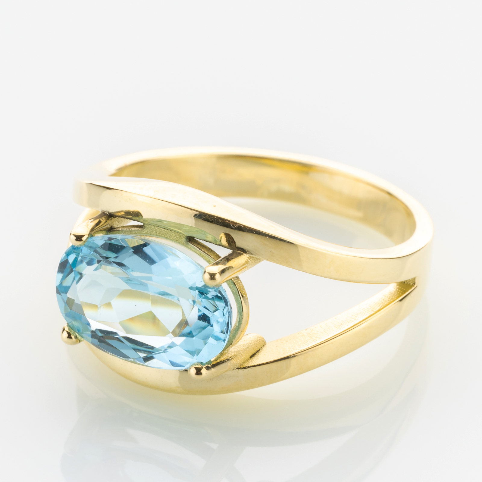 14k gold ring with an aquamarine