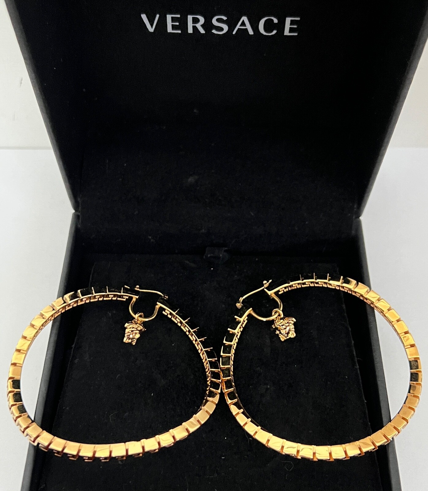 NIB Versace Medusa Logo Charm Greca Greek Key Gold Large Curved Hoop Earrings