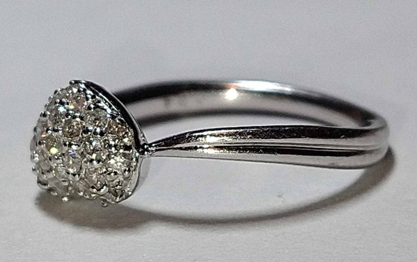 Solid 18k white gold (nickel-free) 0.24 ct natural diamond ring 2.96 gms sz 5