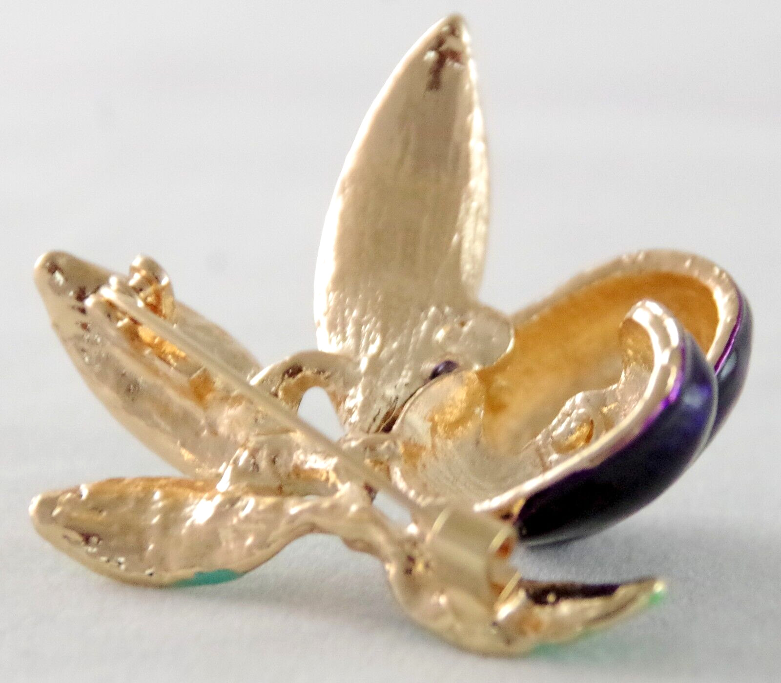 Pretty! 1.75″ NWOT HIGHLY DIMENSIONAL BLACK OLIVE FRUIT ENAMEL & GOLD BROOCH PIN