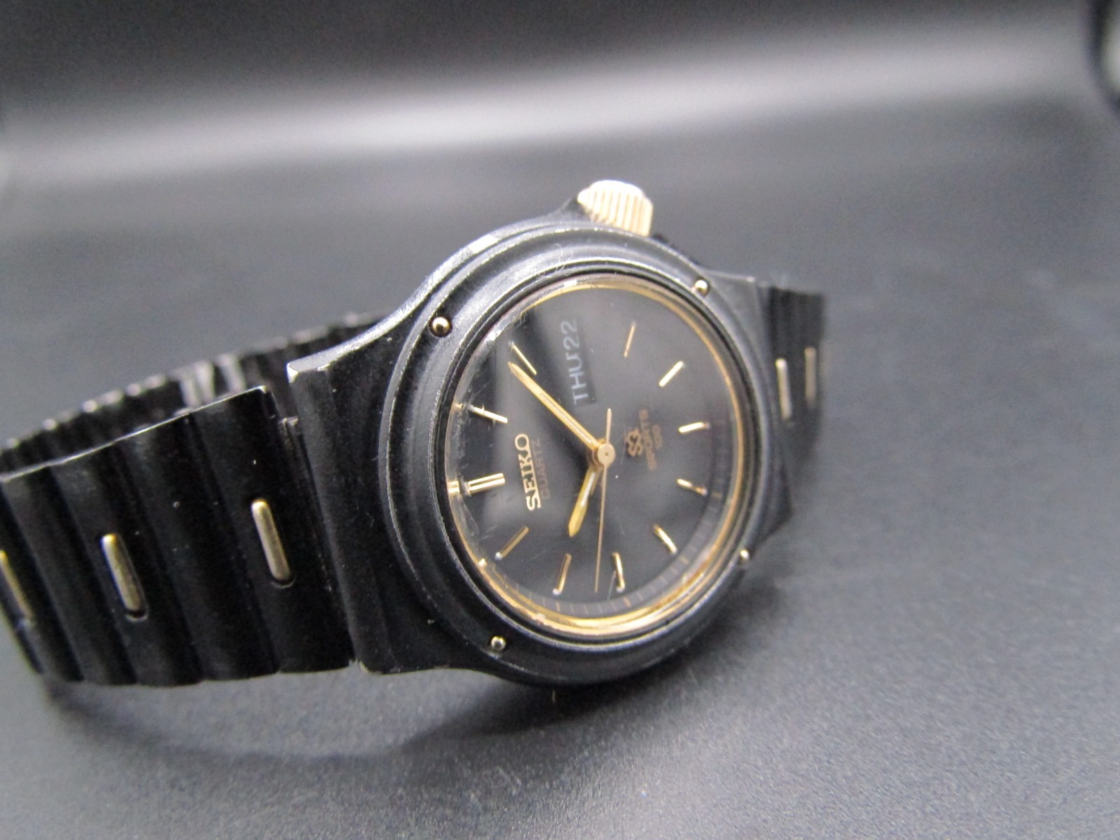 Vintage Rare Seiko SQ Quartz Sports 100 2A23-0069 Day Date Ladies Dive Watch
