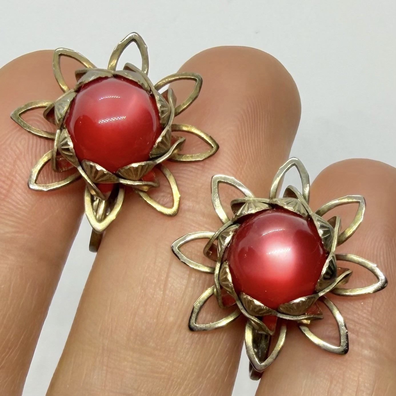 Vtg Midcentury Red Burgundy Moonglow Lucite Antiqued Gold Flower Earrings Clip