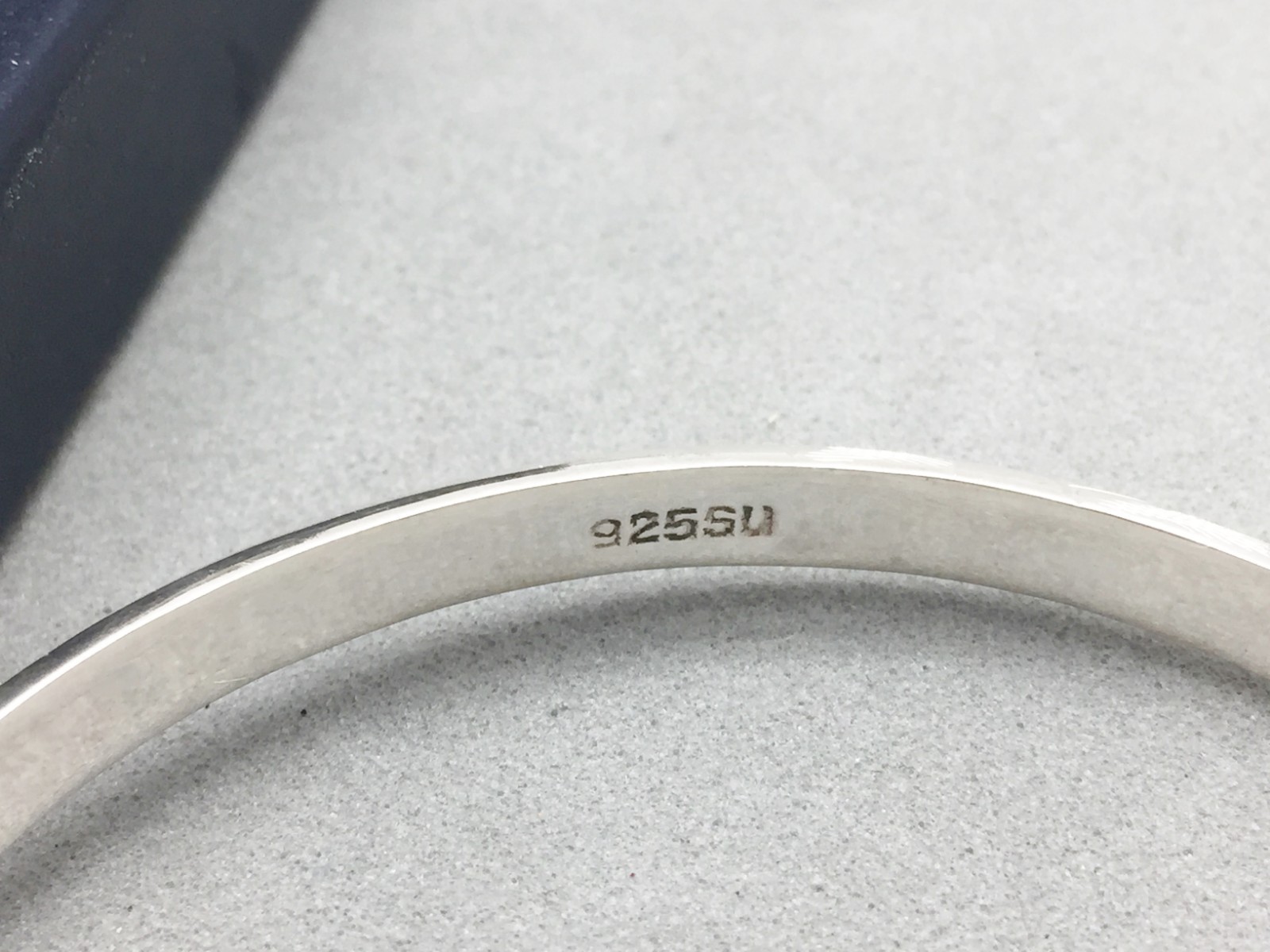 Sterling Silver Designer SU Hinged Locking Bangle Bracelet 5mm Wide 5.7 Gr New