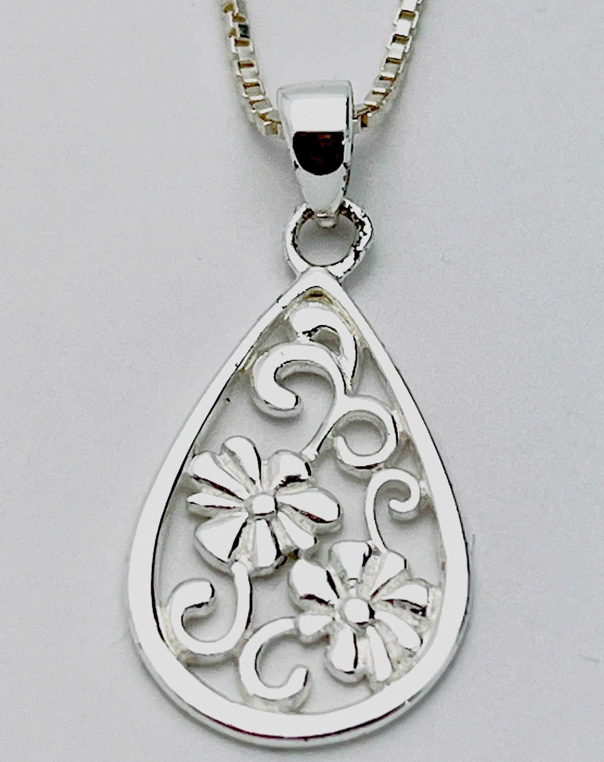 Sterling Silver 925 4.1 Gram Cutout Flowers 18” Necklace
