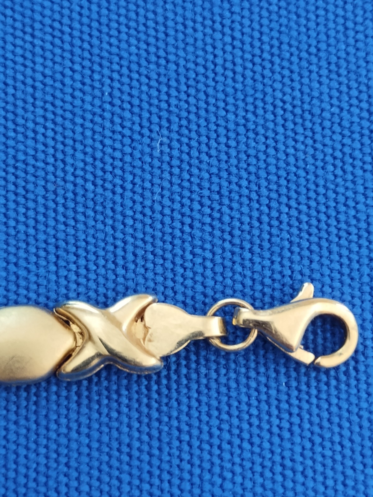 10k Gold, T&C Hugs and Kisses Bracelet 7.25 inch long.