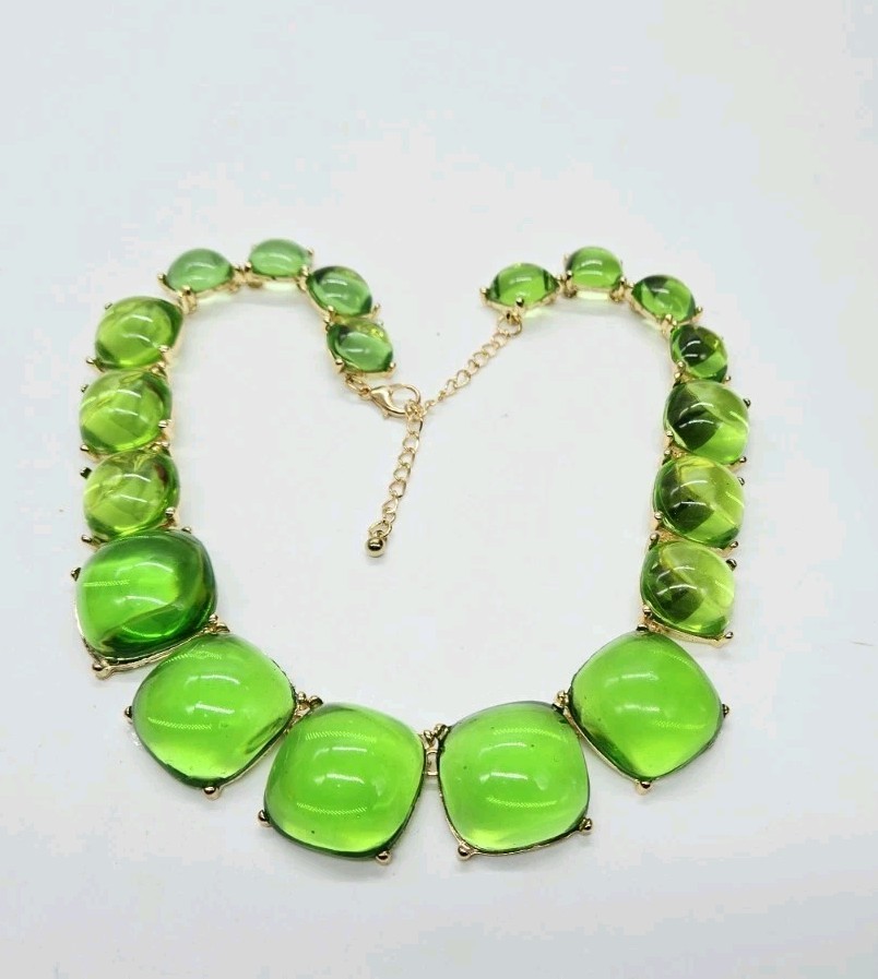 Gripoix Style Necklace Green Cabochon Gold Tone Graduated Jelly Belly 18.5 in