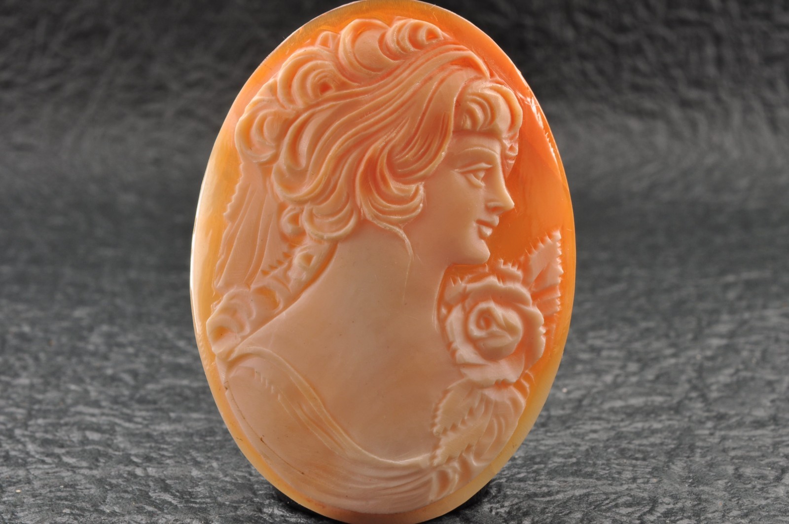 7 items , vintage shell cameo White and brown color (Total 228.0ct) with case.