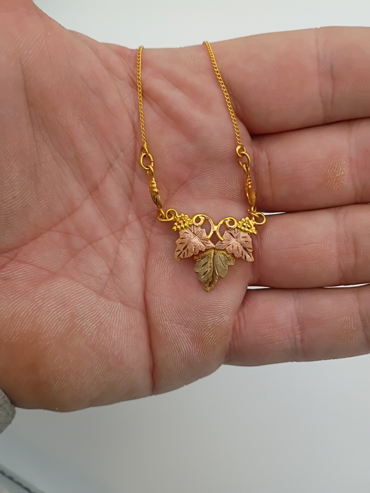 Black Hills Gold Classic 10k 12k Solid Gold Fixed Pendant Leaves Necklace 16″