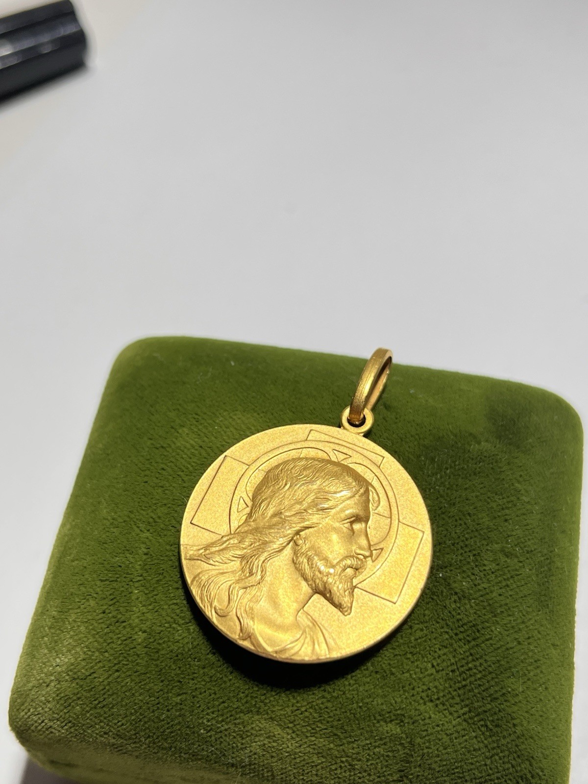 Vintage 14 Kt Gold Circular Religious Jesus Christ Son Of God Pendant 8.8 Grams