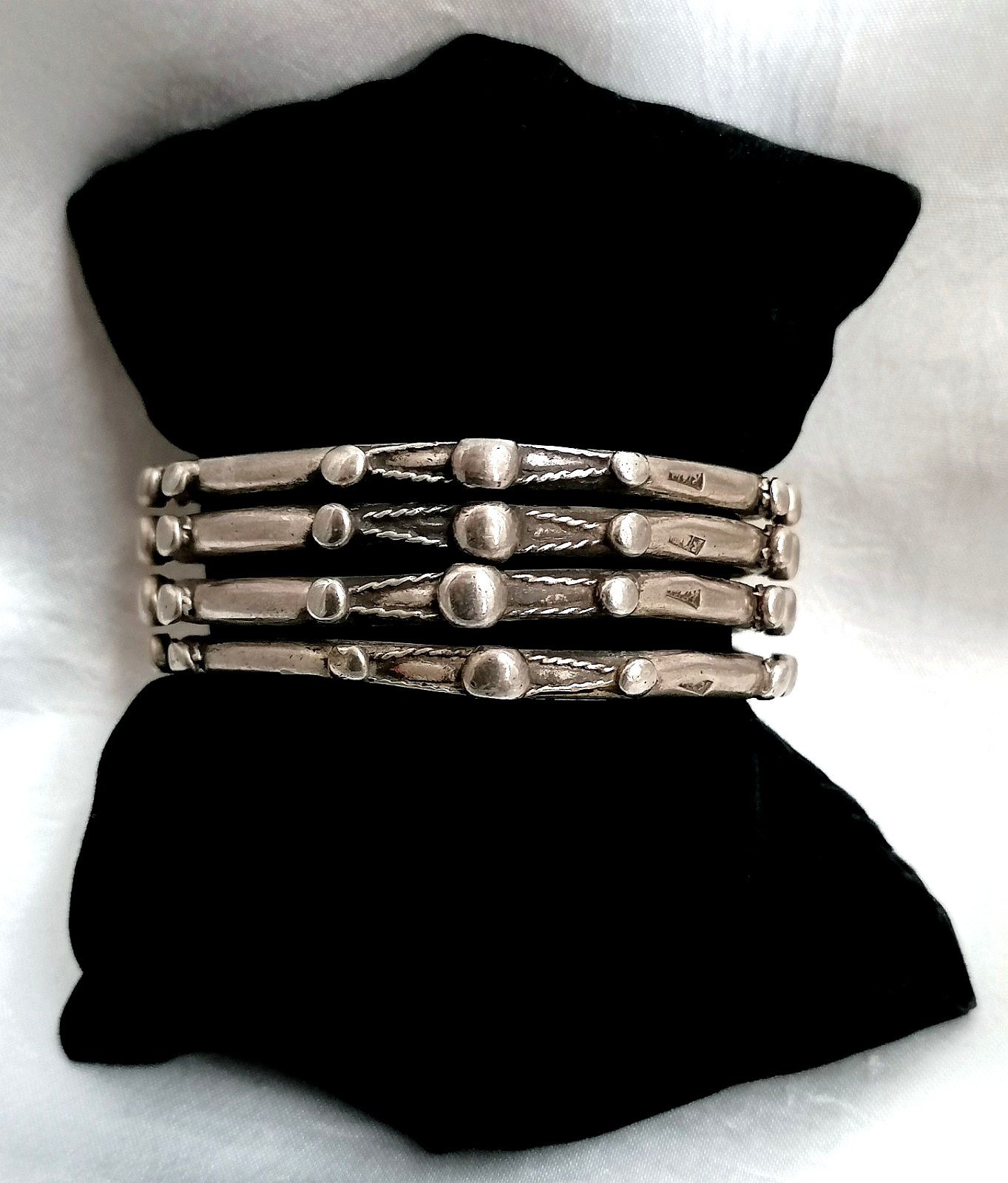 ANTIQUE SPECTACULAR ETHNIC HORSESHOE BRACELET ASHLAR, NUBIA, 1900.