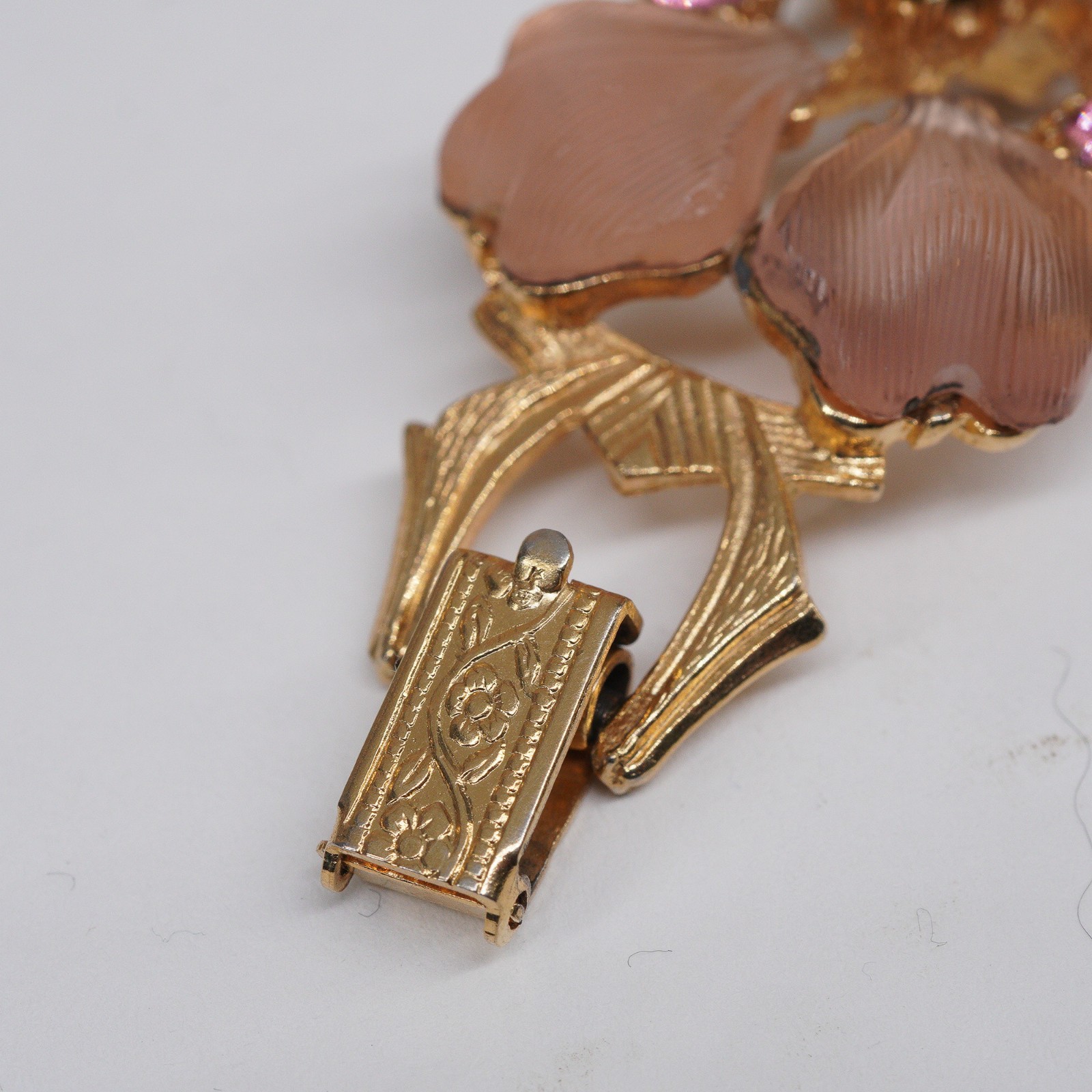 VTG bracelet Molded Glass Leaves AB Pink Rhinestones in Goldtone fold over clasp