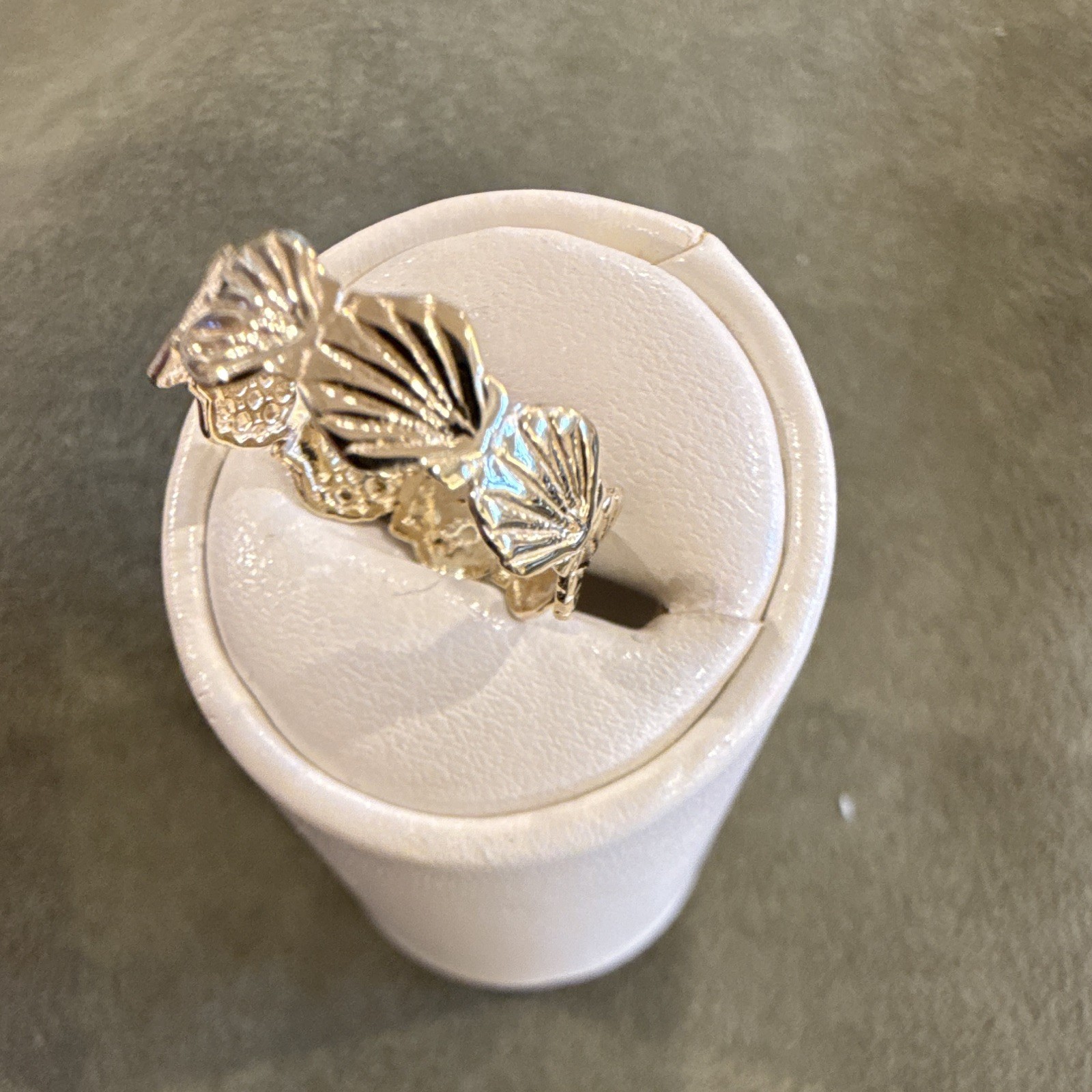 14K Yellow Gold Scallop Shell Band Ring Signed RJ 6mm Sz 7 Beachy