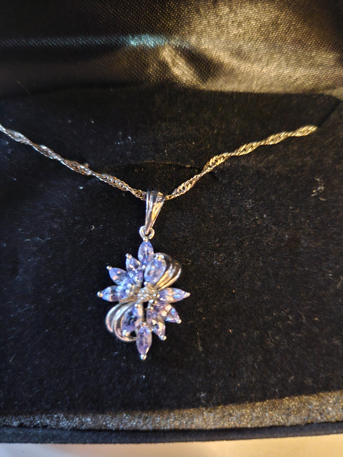 .925 marked Sterling Silver Cluster Pendant Necklace