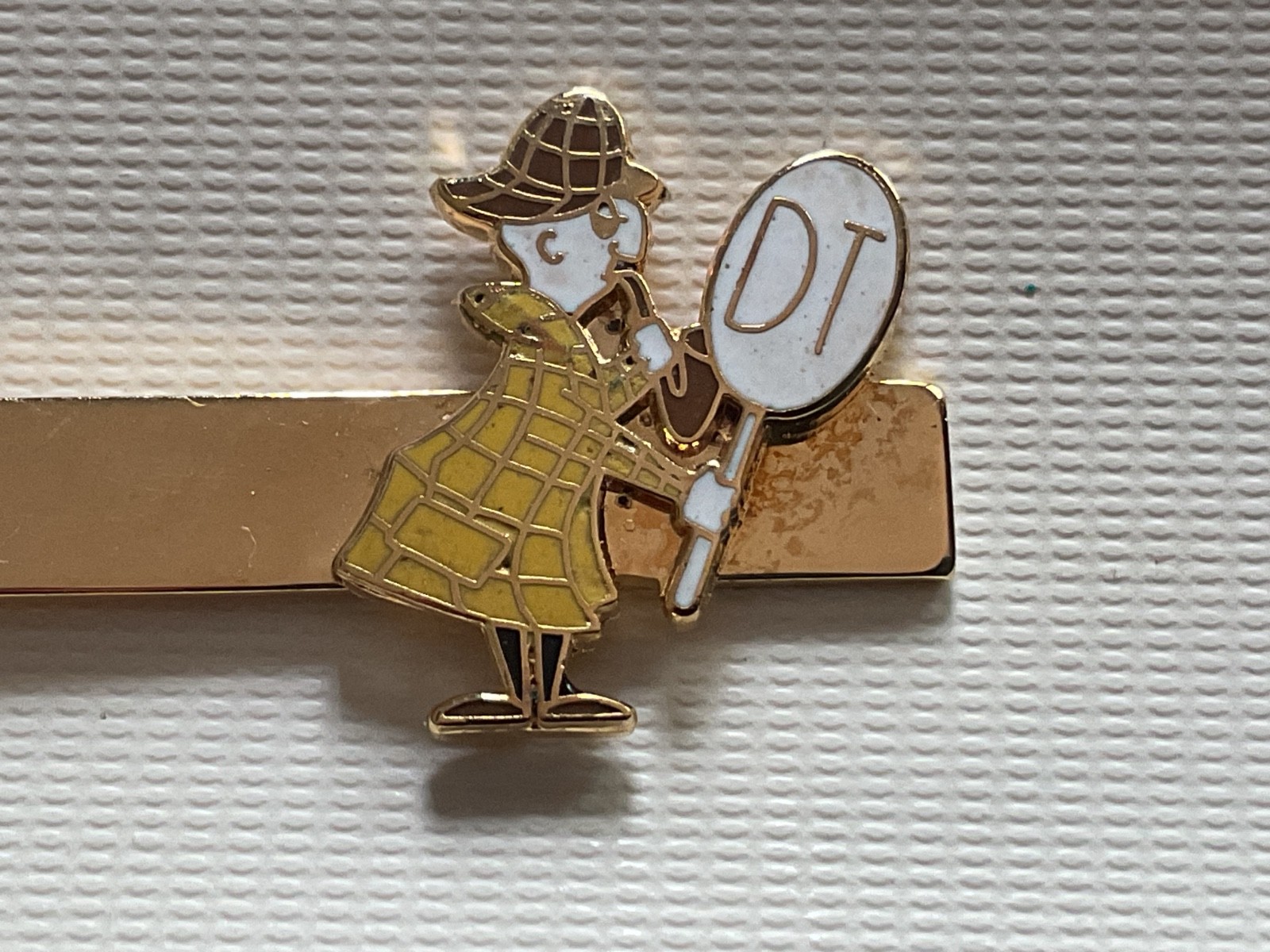 vintage Kinney Mercury tie clip with an Sherlock detective and magnifying glass