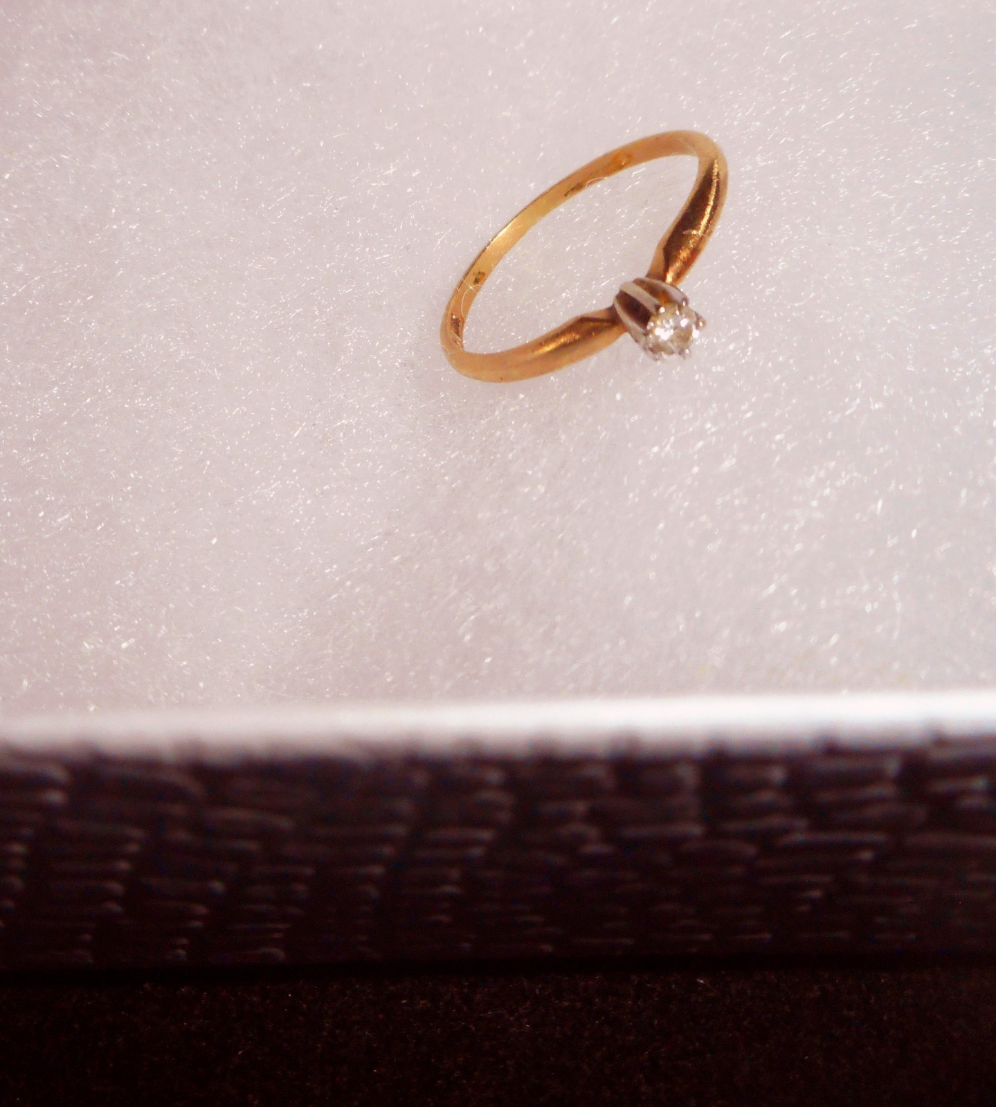 10k SOLID GOLD RING SMALL DIAMOND GRAMS 0.84 SIZE 3 1/2 TESTED