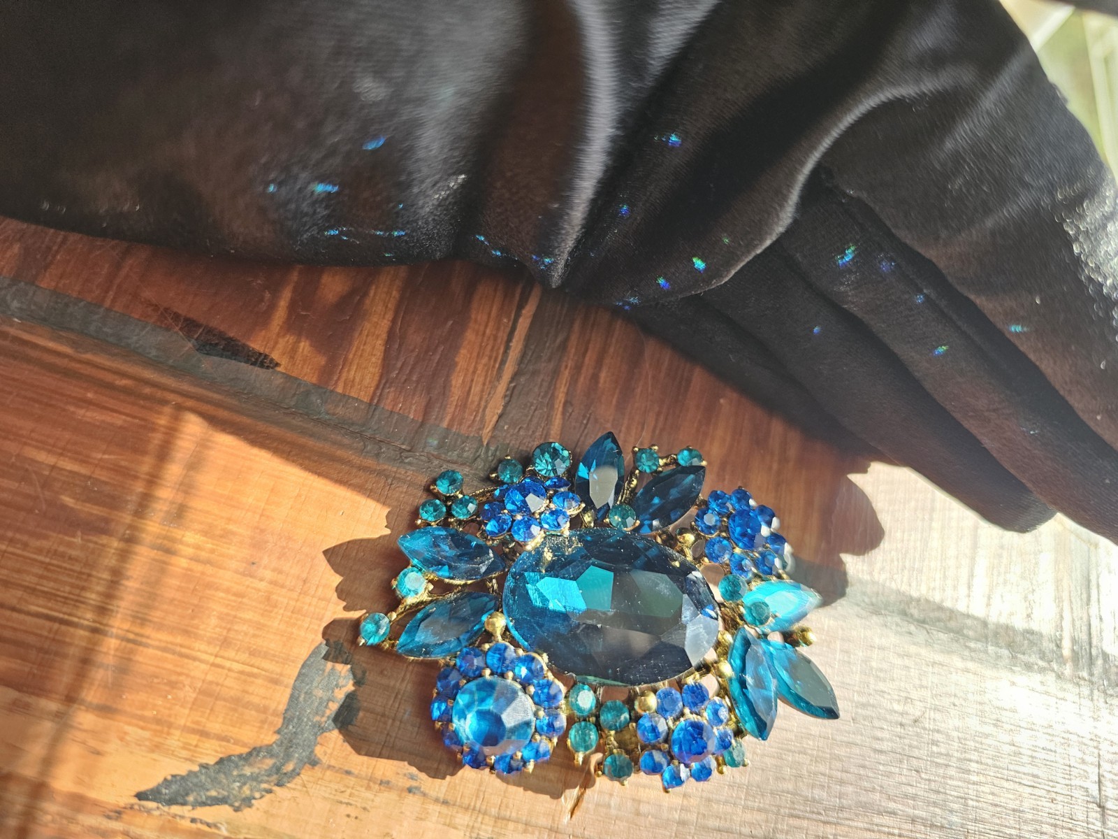 Large Brooch/Pendant Rhinestones Shades Of Blues Sparkling Bling Fashion Jewelry