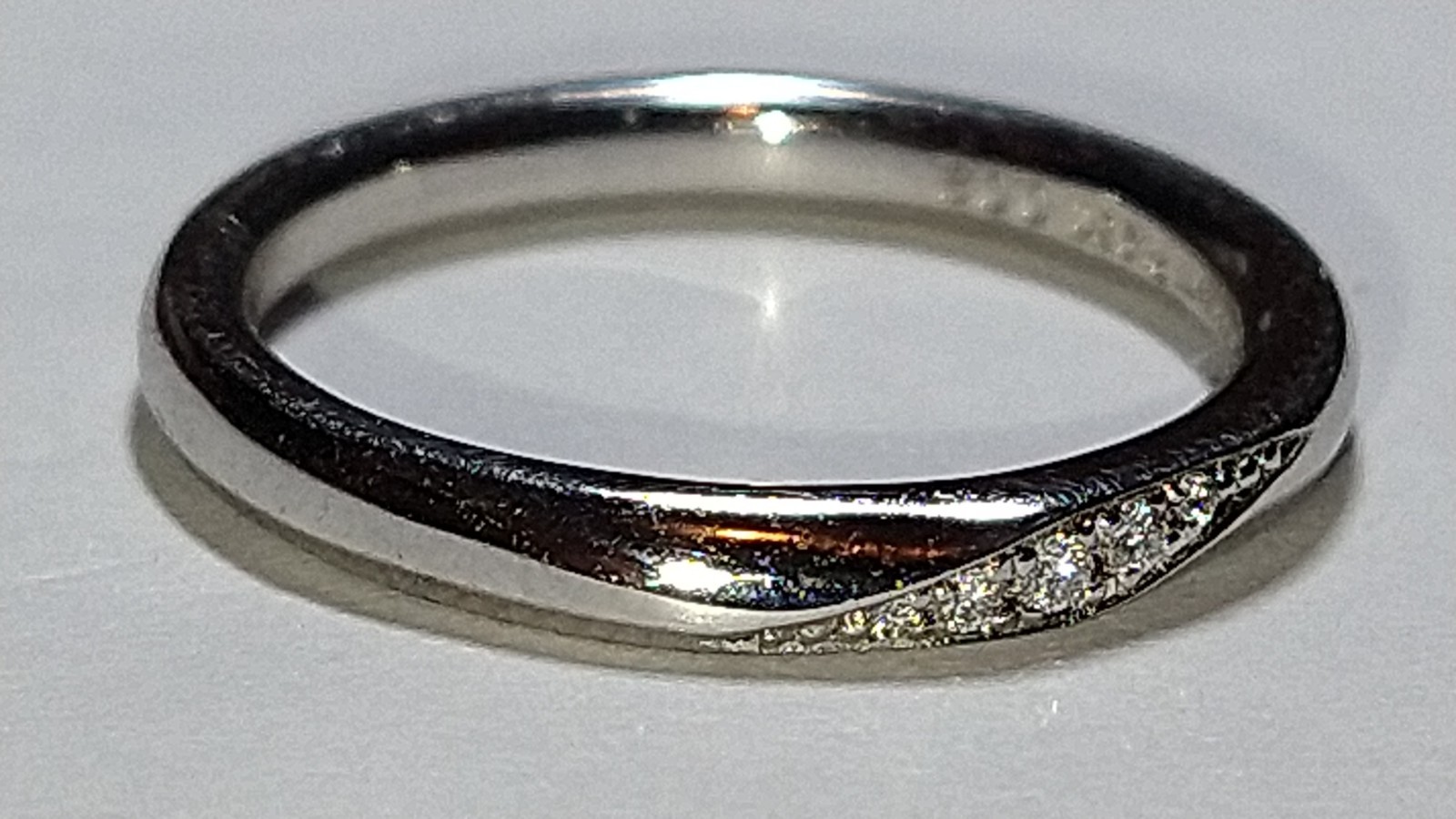 Solid platinum 0.02 natural diamond ring 3.82 grams – sz 4.25 pt950