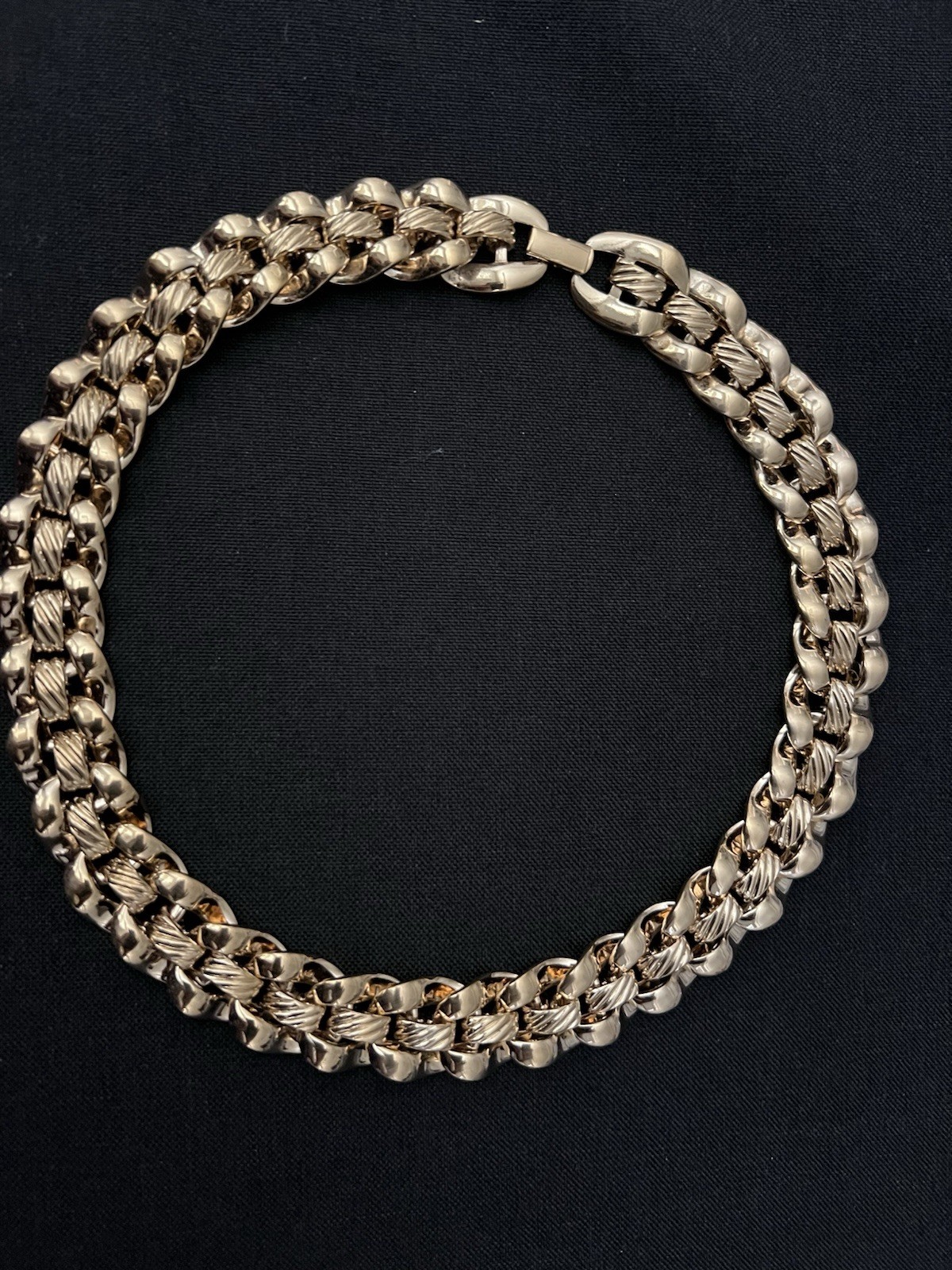 Vintage Women’s Heavy 3/4″ Goldtone Necklace 18″ Length in Excellent Condition
