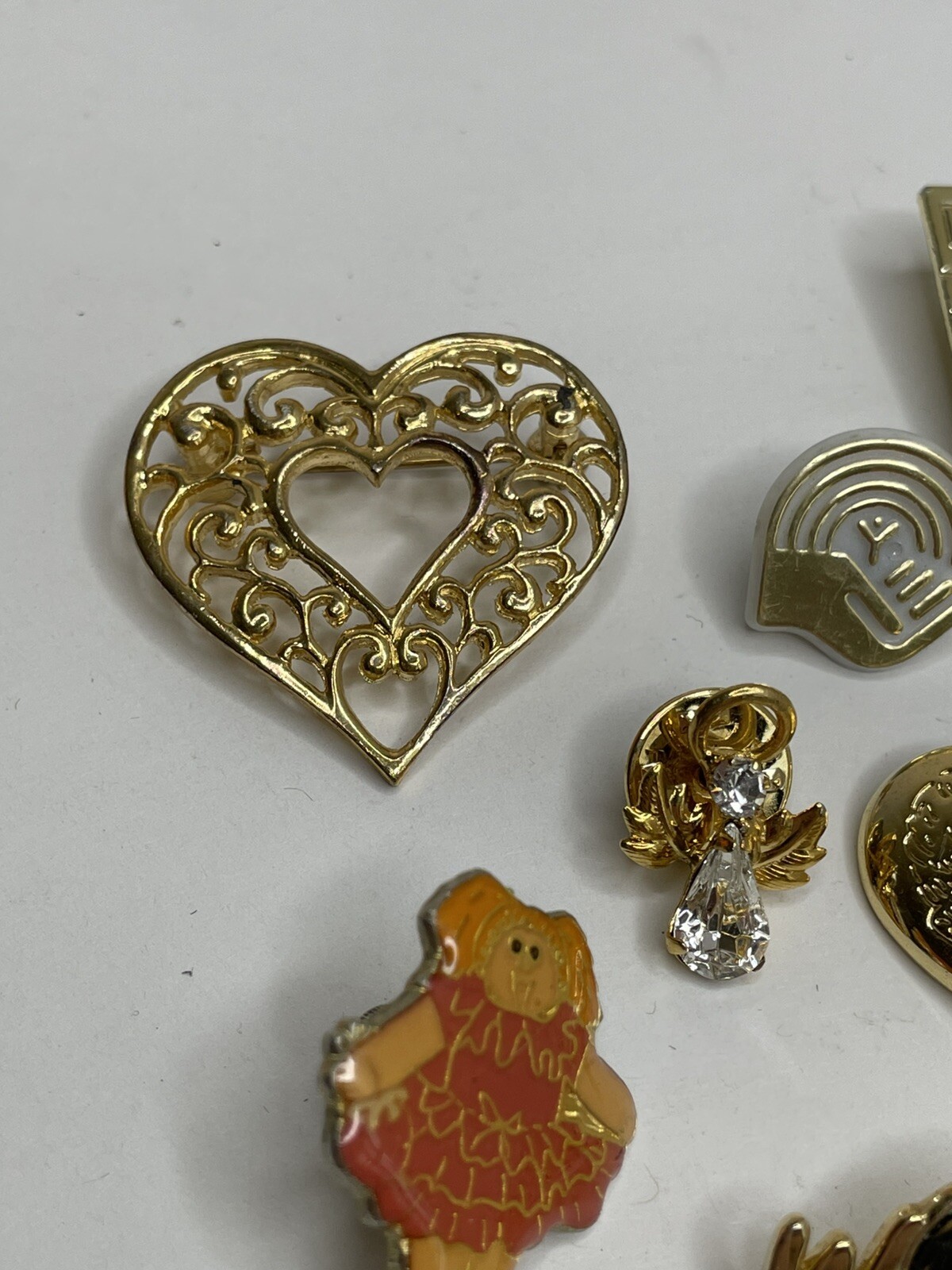 VTG 9 Brooch Pin Lot AJC Bingo Lover Card, Cabbage Patch Doll, Hearts, Angels+